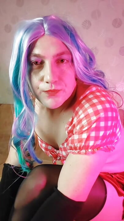 הסיסי היפהפיה פינקי עם מראה מדוזה