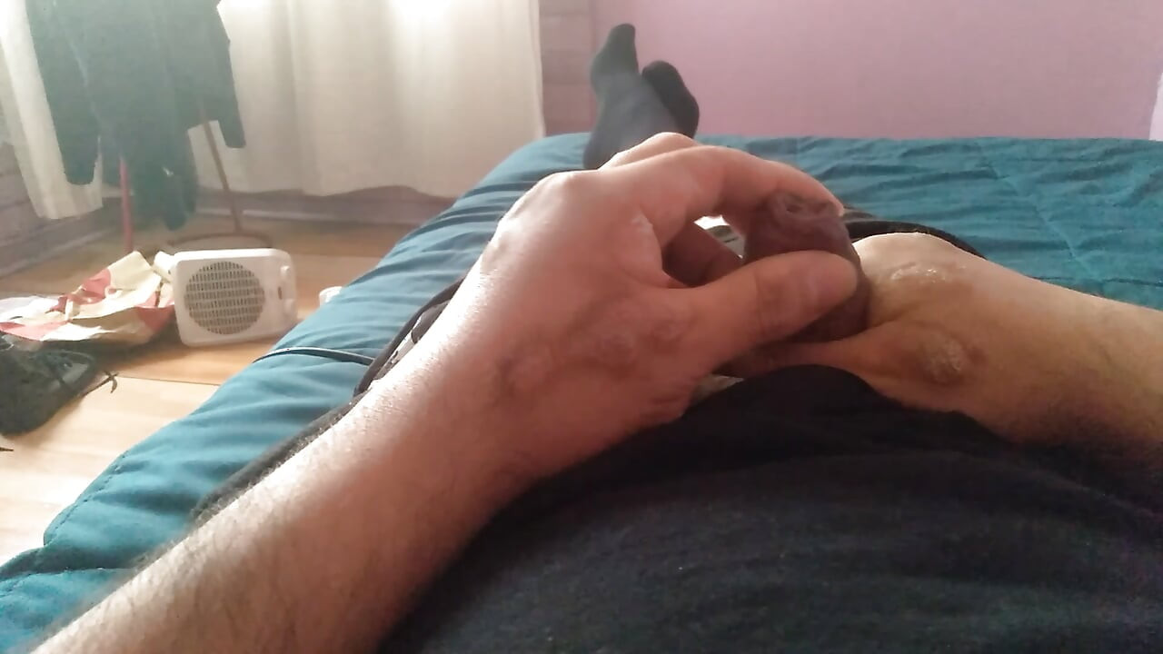 セックス中毒の少年が大きなペニスに触れる