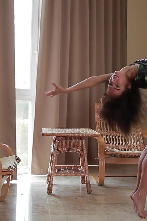 Sıska contortionist etli amcığını ovuyor