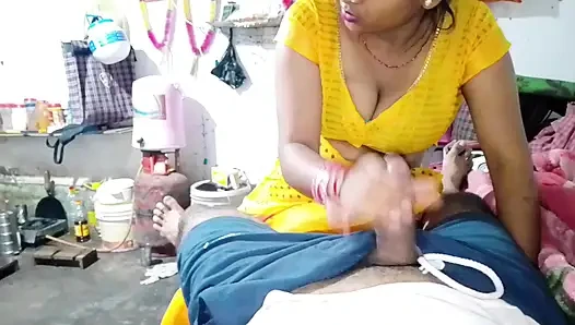 Kakak ipar di dapur, saudara ipar mengambil air tanah saudara ipar, menunjukkan payudara besar dengan tangannya audio Hindi.