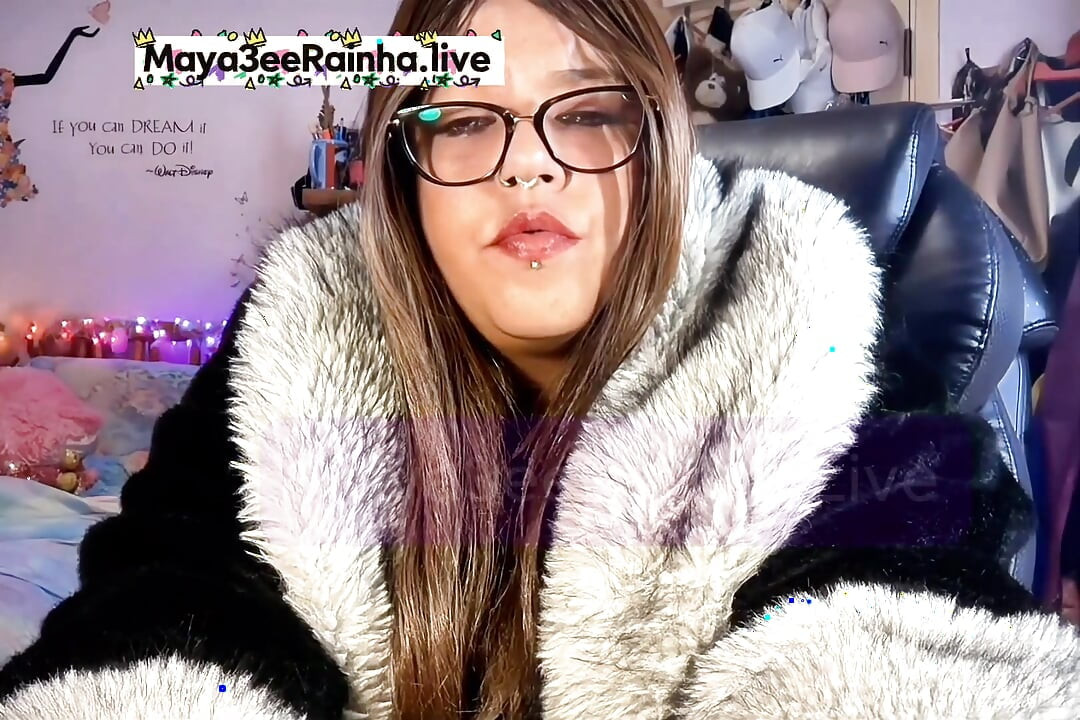 Chainsmoking Queen in Fur BBW MILF Green Eyes, Red Nails, Lips & Ignoring You