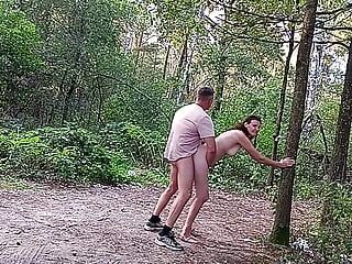 Sexo casual rápido de esposo y mujer en el bosque!