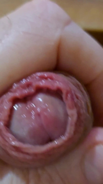 Lijepa sperma u glavi kurca i vruća sperma