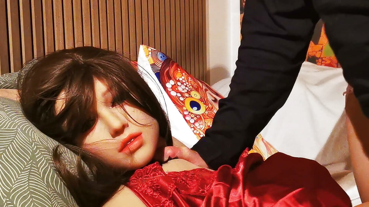 Chloe la poupée Funwest se fait baiser trois fois après la soirée casino.