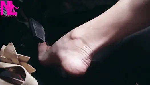 Çılgın çıplak ayaklı pedal yüksek yolda pompalıyor