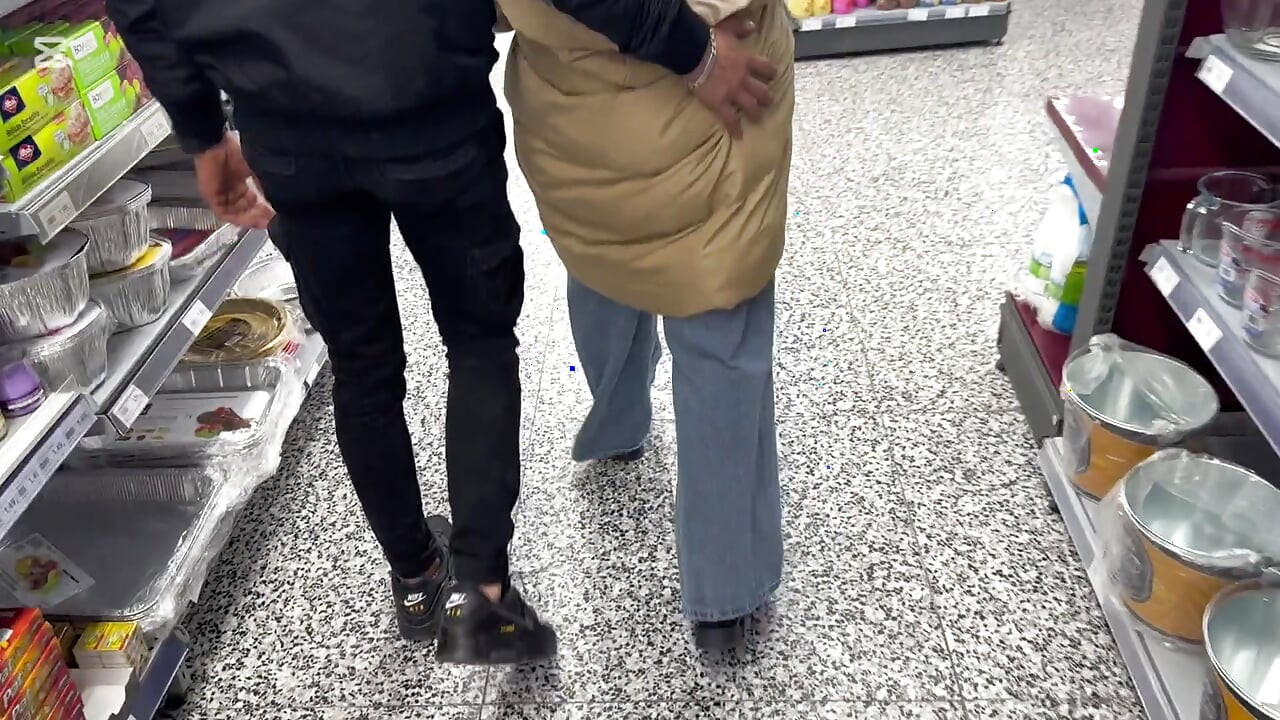 Gadis dari supermarket mencengkeram lobak saya