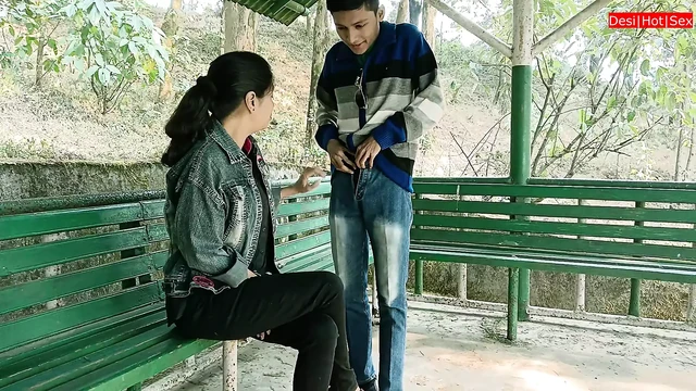 18-летний паренек трахает 25-летнюю девушку на улице