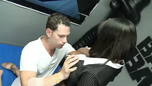 Cewek ebony menikmati kontol pria menyenangkan di cincin