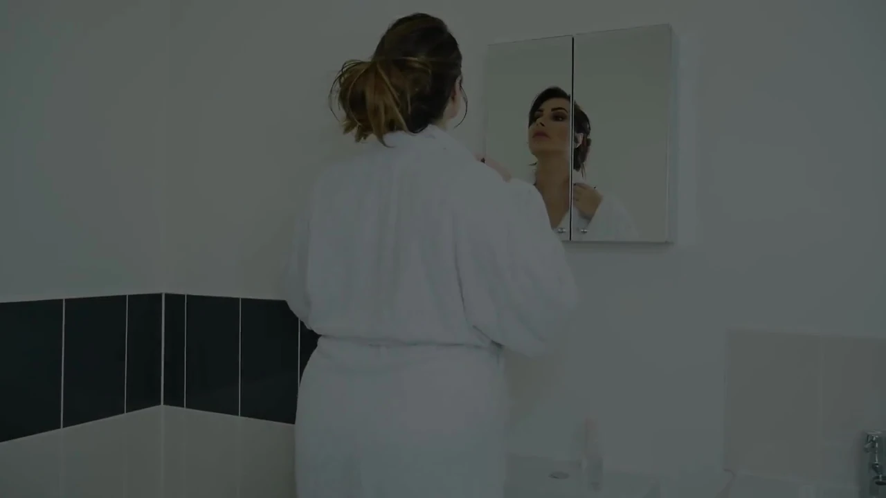 Büyük götlü Paige Turnah banyoda çıplak azgın yağla kaplanıyor