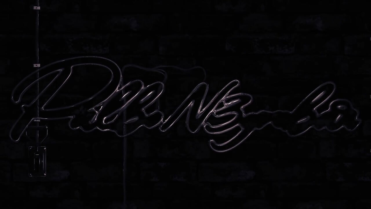 Cüce şov için soyunuyor