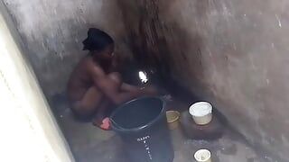 Ma demi-sœur noire sous la douche