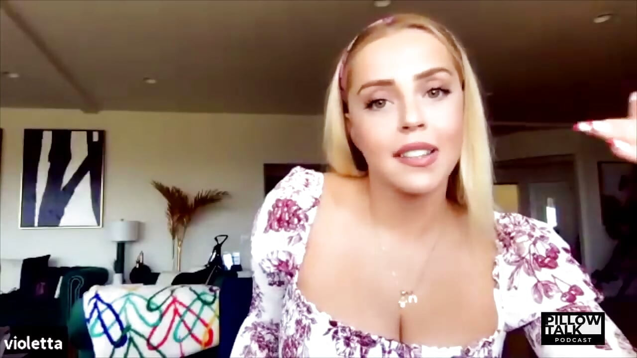 Violet Benson wordt echt met co-host Francesca Farago
