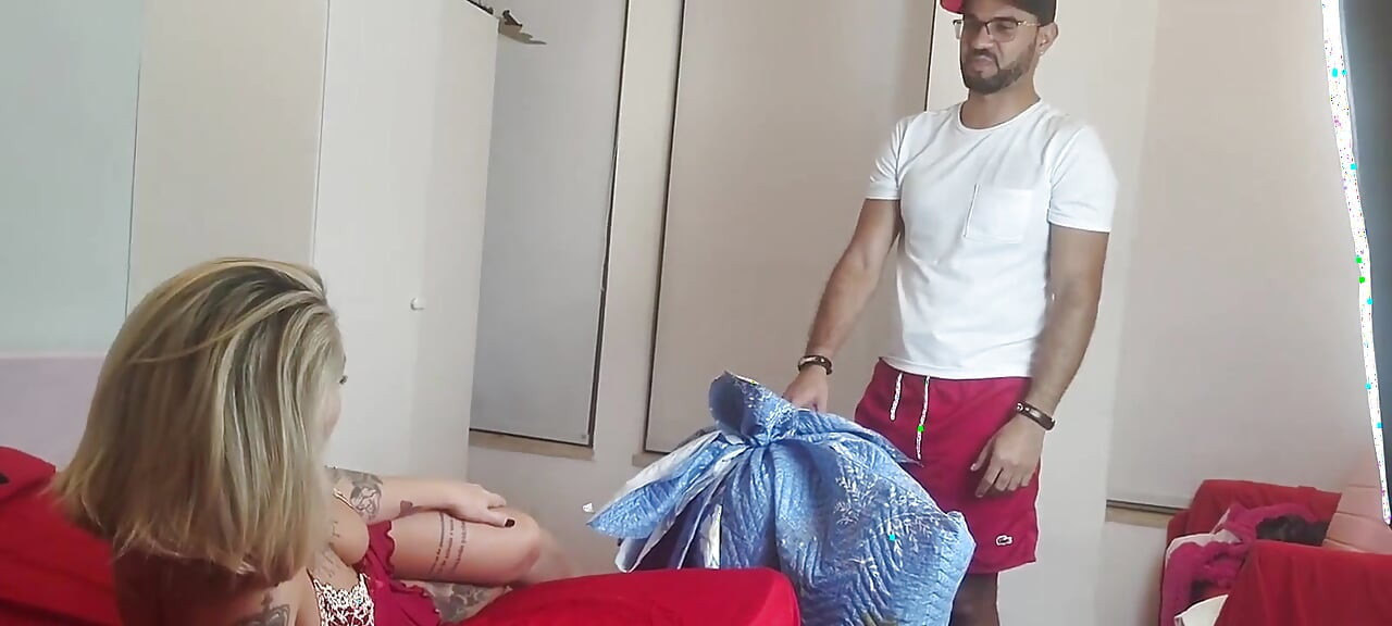 همسر از شوهرش یک کوتوله به عنوان هدیه دریافت می کند