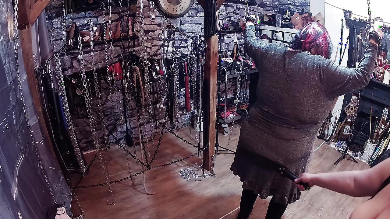 Bölüm 1:- Domina Satana ve Lanista Bear ile yeterince yarak emmediği için Stephanie için ceza seansı.