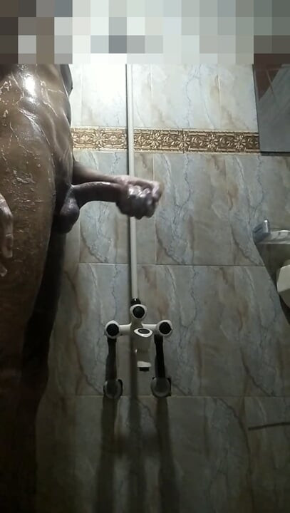 Băiat tânăr face duș și se masturbează de pe pula lui mare