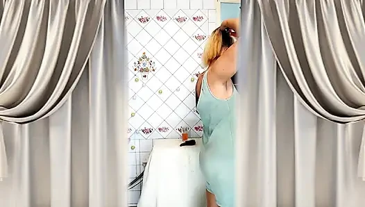 Die Heiße Hausfrau Lukerya in Der Küche: Sie Twerkt Mit Ihrem Großen Po Und Spielt Nach Dem Tee Mit Ihrem Körper.