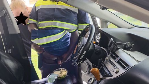 Ơi !!! nữ khách hàng bắt gặp anh chàng giao đồ ăn đang giật mình trên món salad caesar của cô ấy (trong xe hơi)