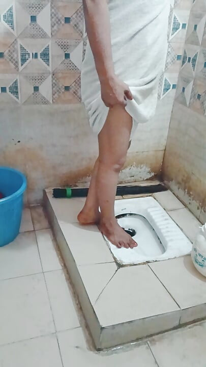Today Riya Bhabhi got in the mood to have sex after seeing her bath.