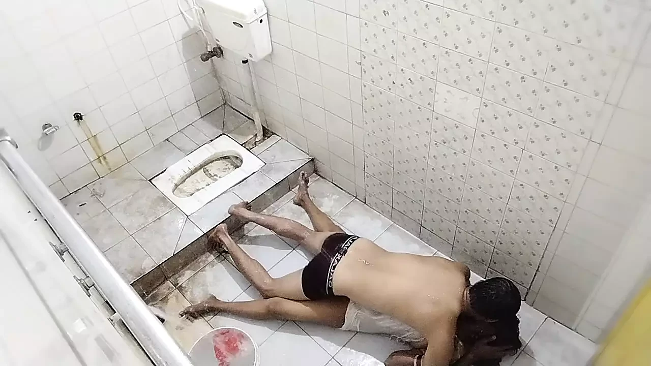 Desi ngentot di toilet dengan keras