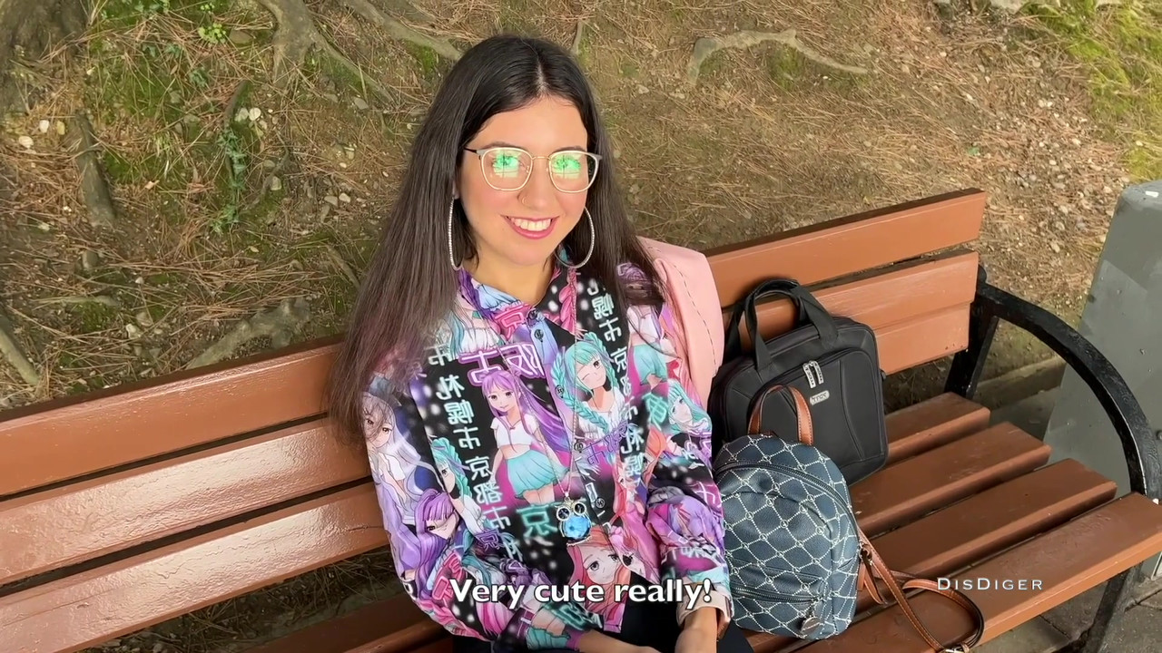 在街上捡到一个美眉，操了她，还戴上了她的眼镜