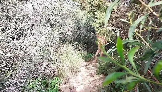 Nenek mencari kekasih yang dientot di hutan