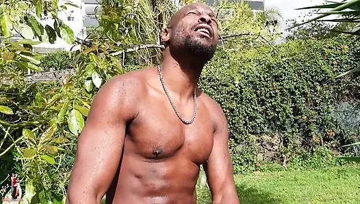 Lady ana ngentot tukang kebun saat suaminya lagi nggak di rumah