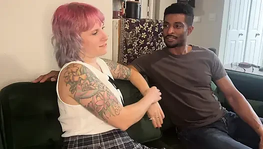 Cowok dominan kulit hitam ini lagi asik muasin memekku dengan ganas