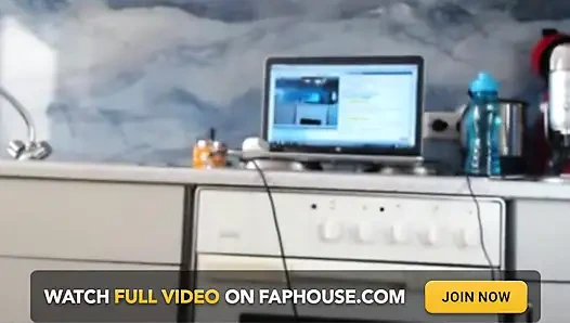 Dea si seksi lagi asik twerking di live streaming