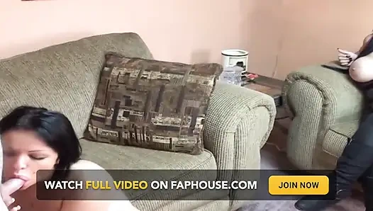 Azgın esmer orta yaşlı seksi kadın amcığını yalatıyor ve sert sikiliyor