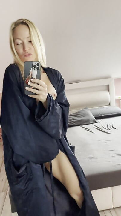 Oops. Hot MILF accidentally flashed her boobs