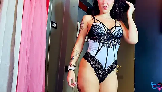 Gadis Italia kacau dalam posisi yang berbeda menikmati seperti pelacur