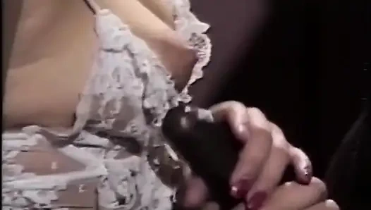 Черно-белую волосатую киску трахают в спальне