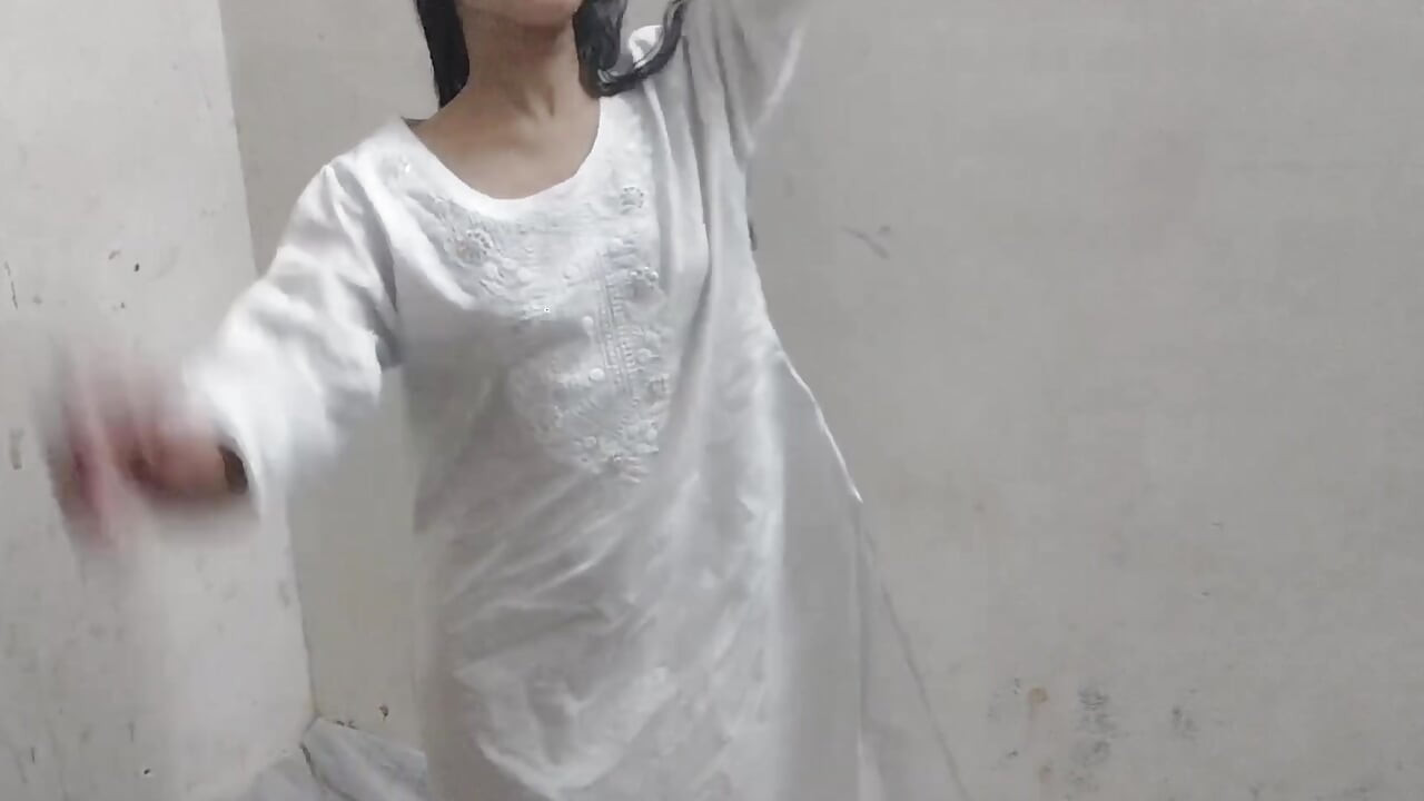 Muslim girlfriend ko bathroom me pakad ke pel diya