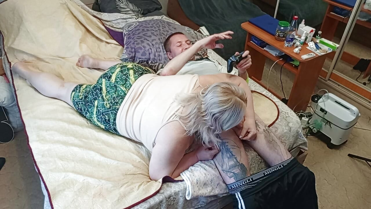the game of the console ended with a blowjob from the stepmom with swallowing sperm