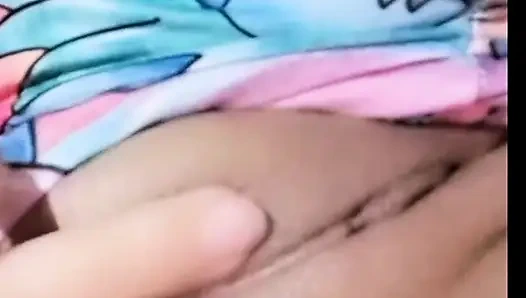 India touches the pussy until it squirts