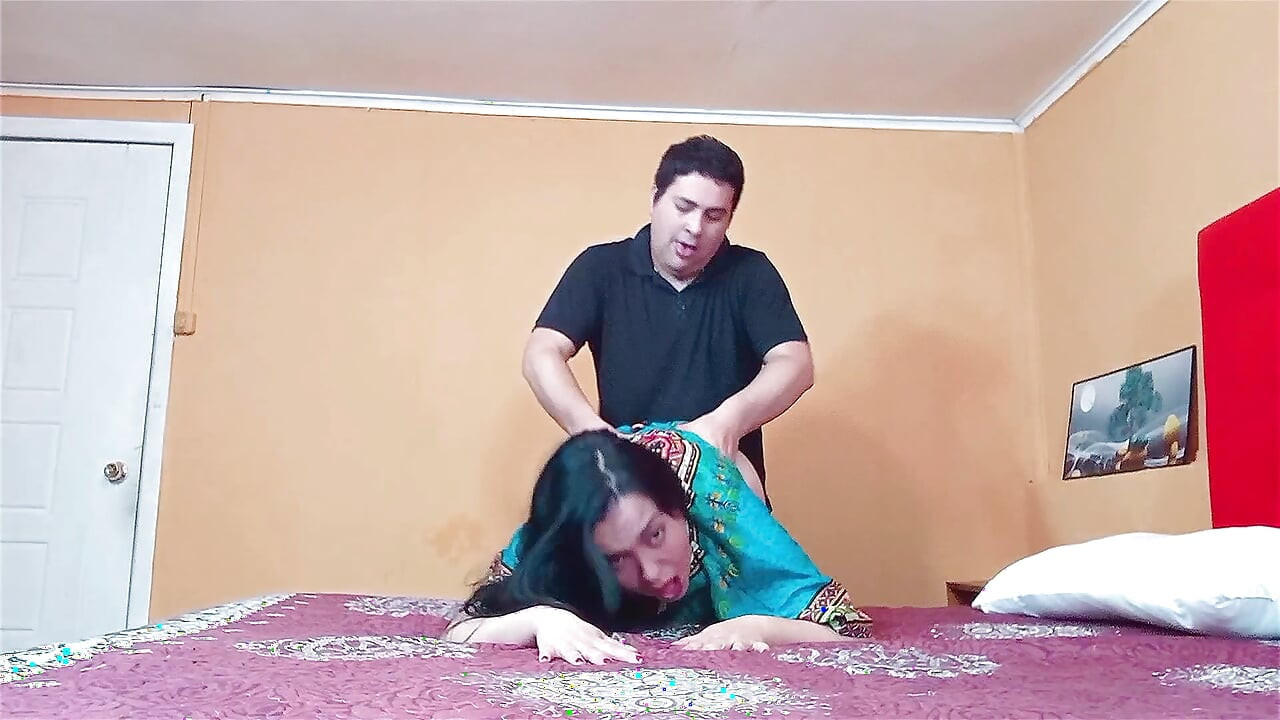 I found an Indian aunty alone at home and fucked her from behind.