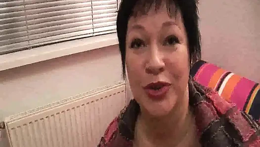 Горячая бабуля-брюнетка с большими сиськами мастурбирует и сосет член