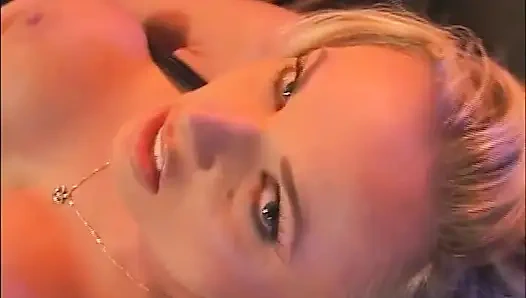 MILF mit dicken titten lutscht schwanz, bevor sie hart gefickt wird