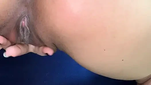 Üvey erkek kardeşim ailem uzaktayken beni sikiyor