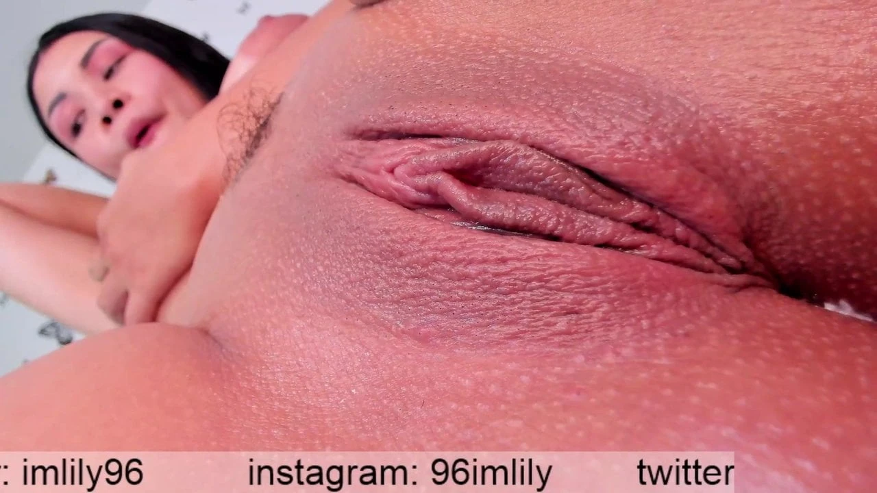 Prsata latina deepthroatuje dildo i fingeruje dupe