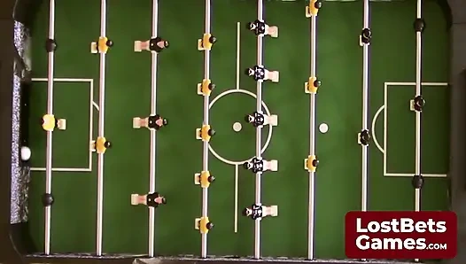 Permainan foosball striptis menjanjikan hadiah tamparan di akhir