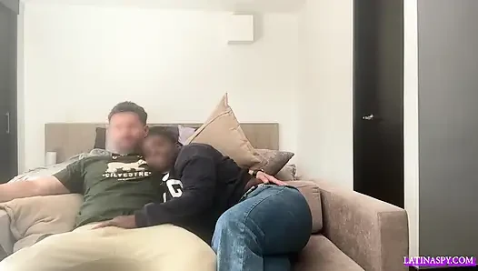 Schwarzes zimmermädchen mit riesiger natürlicher brust kommt, um TC zu helfen, teil 1