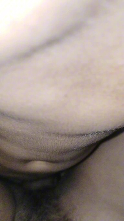 恩愛的夫妻在平靜祥和的環境中分享他們的第一個夜晚，充滿溫暖和幸福。這是... |片段 1
