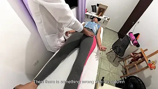 Dokter orthopedi melepas pakaian pasien dan ejakulasi di wajahnya.