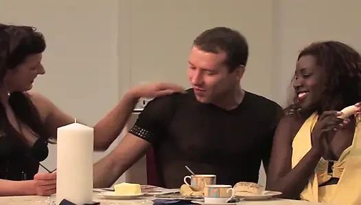 Чернокожую даму и ее французский друг трахнули вместе