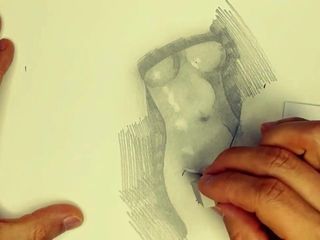 Meia-irmã desenhando peitos nus