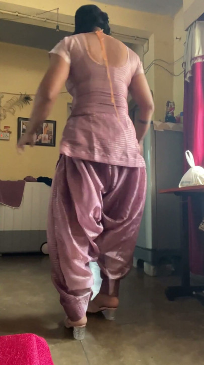bhabhi indiana cross dresser de fato salwar de cetim brilhante e sedoso com peitos grandes | Clip 1