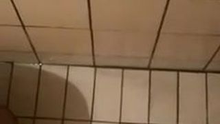 Punheta búlgara com muita porra no banheiro