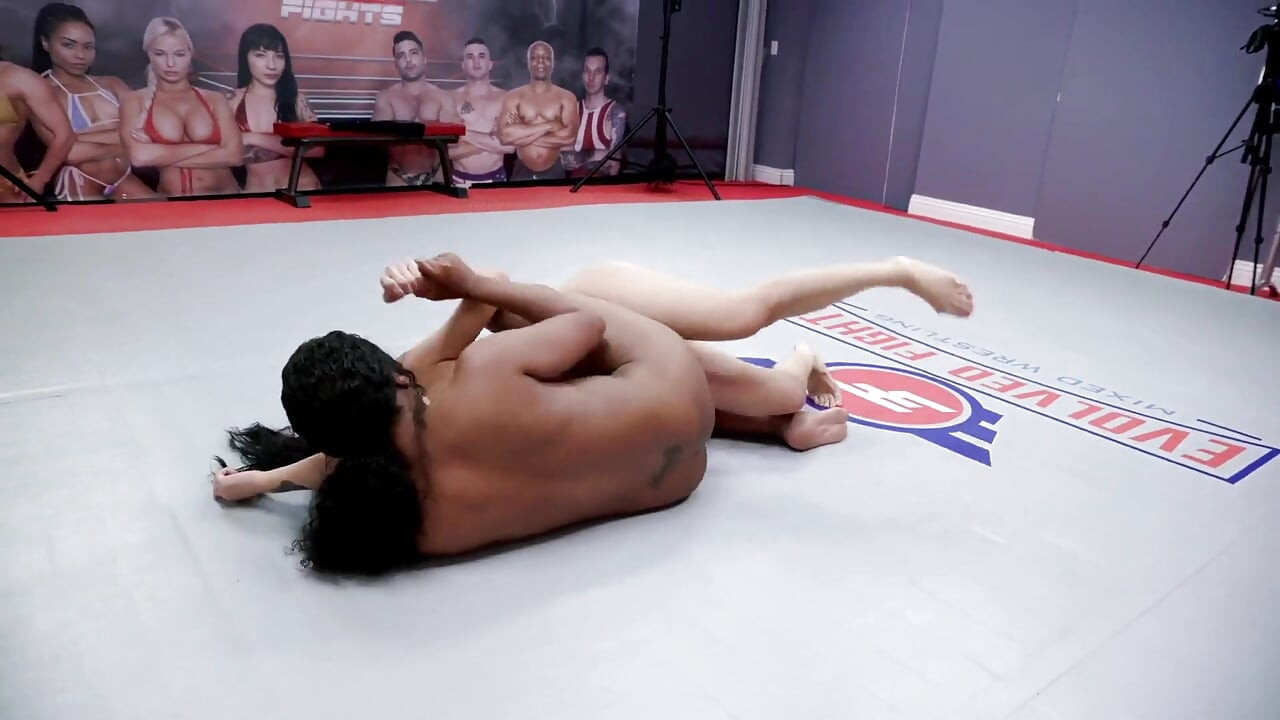 Avery Black Vs Mocha Menage - Lucha Libre Femenina
