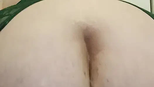 İri güzel kadın kassız iç çamaşırlı büyük kalın dildoya biniyor